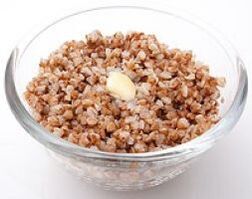 Buckwheat Porridge ass den Haaptplat vun der Buckwheat Diät